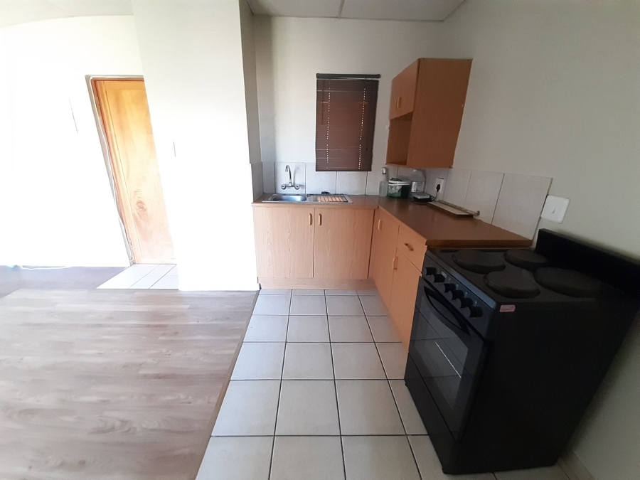 To Let 1 Bedroom Property for Rent in Kannoniers Park North West
